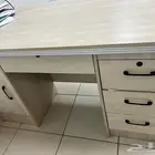 طاولة مكتبيه