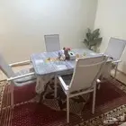 طاولة طعام مع كراسي