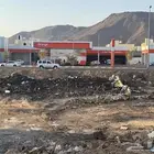 ارض تجارية حي السكب بموقع مميز امام المحطة