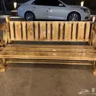 طاولات وكراسي خشبية وليست صناعية طبيعية