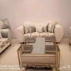 للبيع كنب تركي فاخر مع طاولة وطاولة تلفزيون