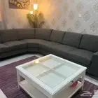كنب صالة حرف L لستة أشخاص مع طاولة وسط وطاولتين خدمة