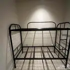 سرير حديد دورين جديد مع مراتب ومخدات ومفارش