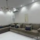 كنب نظيف وجديد للبيع بسبب صغر مكانه ف الغرفه