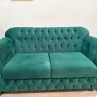 كنبة وطاولة تلفزيون للبيع