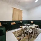 غرفه كنب مع طاولاتها