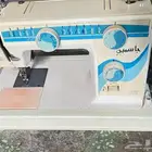 مكاين خياطه ويوجد سحابات وخيوط وبعض ادوات تجهيز المشاغل