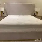 غرفة نوم مع مرتبة