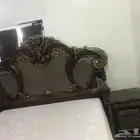 للبيع غرفة نوم مكونه من سرير ودرج وتسريحة استخدام سنه