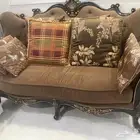 كنب مجلس للرجال مع طاولتين خدمه نظيف