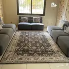 كنب وطاولة طعام نظيفة