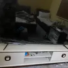 طاولة تلفزيون شبه جديدة