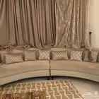 كنب مع طاوله مجلس كبيره ثنتين صغيره نظيفه اربع قطع كنب نظيفه