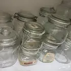 علب زجاج للعسل وبلاستيك وستيل