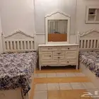 غرفة نوم بيضاء جديدة