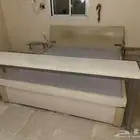 سرير نفر ونص معه طاولة للسرير و تسريحة 250