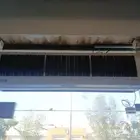 طاولة خشب ومروحة باب هوائيه