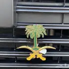 سيفين ونخله على الشبك الامامي للسياره