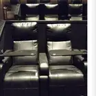 كراسي سينما أو قاعات محاضرات مفرد وثنائي بطاولة وحامل أكواب