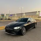 مرسيدس E 2022 حجم 350 اسود متعدد الالوان داخليه عنابي