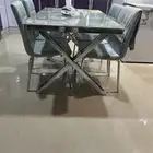 كنب نظيف وطاولة طعام
