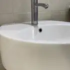مغسلتين وصنبورين ومرايه بتميز اضاءه مخفيه بس الاضاءه