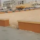 كراسي خرسانية وحاويات نفايات