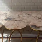 طاولة رخام مع اربع طاولات خدمة