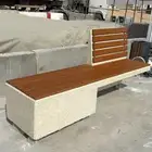 كراسي خرسانية وأحواض زهور