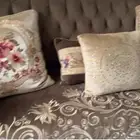 كنب نظيف مع طاولاته وخدادياته وعلى الشرط