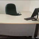 مكتب مع الكرسي