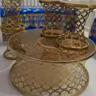 طاوله مافيها اي عيوب جديده بس يبي لها زجاج صغار