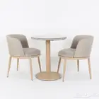 كراسي مخمل وطاولات زجاج بيج وخشبي
