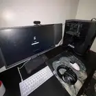 بيسي و شاشه و طاوله