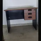 طاوله مع آد اج قويه ومتينه ومرايه اصليه ومن النوع الممتاز