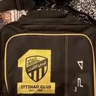 شنطة نادي الإتحاد على الكتف