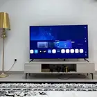 شاشة تلفزيون 70 بوصه و 60 بوصه مع طاولاتها