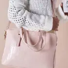 شنطة لابتوب بطابع جلد تمساح بلون وردي تسع لحد حجم 15 انش