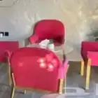 عدد 4 كراسي منجدة كبيرة وطاولتين زجاج