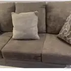 طقم كنب آشلي فخم شبه جديد وكالة  مع طقم طاولات