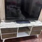 طاولة مع تلفاز