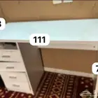 مكتبين ابيض وبني مع كرسي اسود دوار
