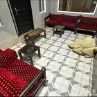 جلسة خارجية مع طاولات