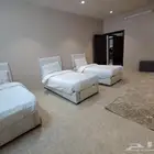 الشفا غرفة نوم مع دورة مياه اجار بالساعة