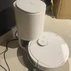 روبوت مكنسة وممسحة مع محطة تفريغ بحالة جيدة  جاهز للاستخدام