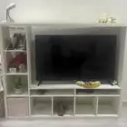 للبيع مكتبة تلفزيون مكونة من خمس رفوف أسفل وثلاث رفوف يسار