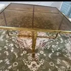 طاولة قهوه عسلي وذهبي مع اربع طاولات خدمه طاولات الخدمه