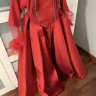 فستان احمر من مصممة