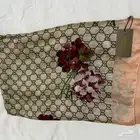 (وشاح Louis Vuitton ووشاح Gucci)