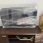شاشة lg مقاس 55  مع طاولة